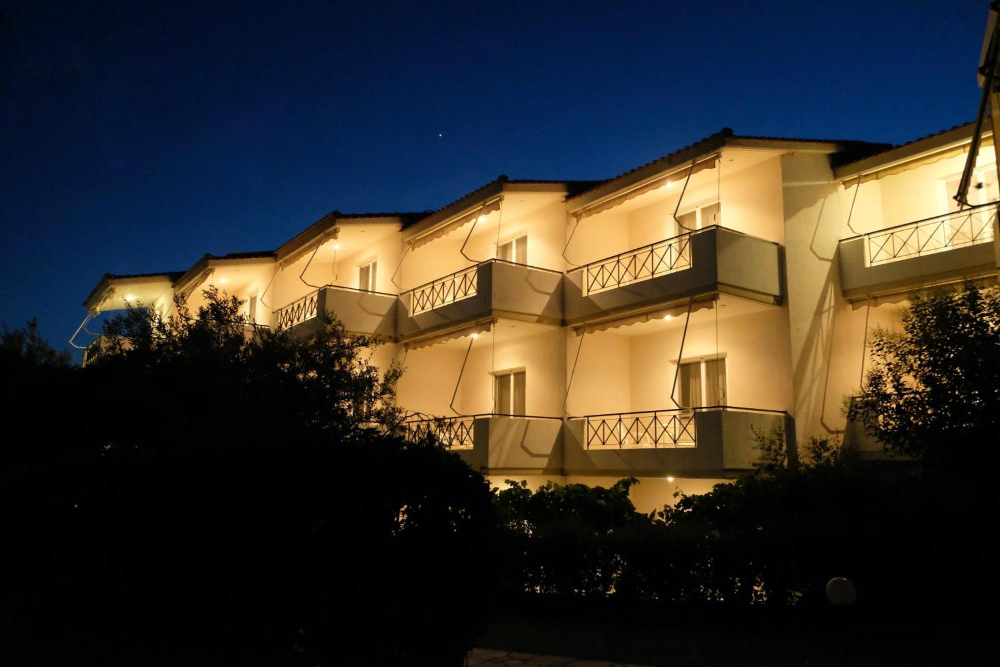Lappas Rooms Rovies Bagian luar foto